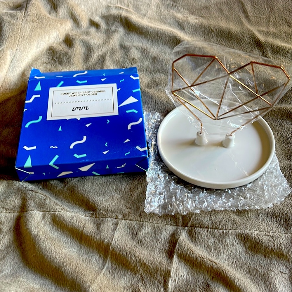 Coxet wire heart ceramic jewelry holder